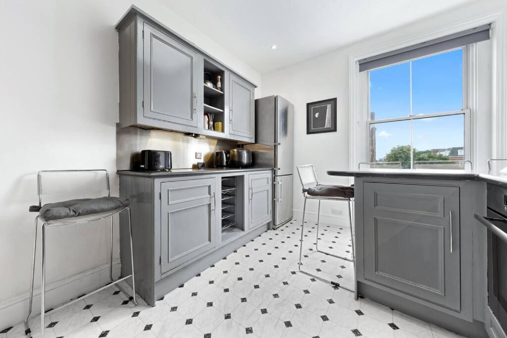 Spacious Sleep 11 With Terrace In Earls Court Ec99 Londres Exterior foto